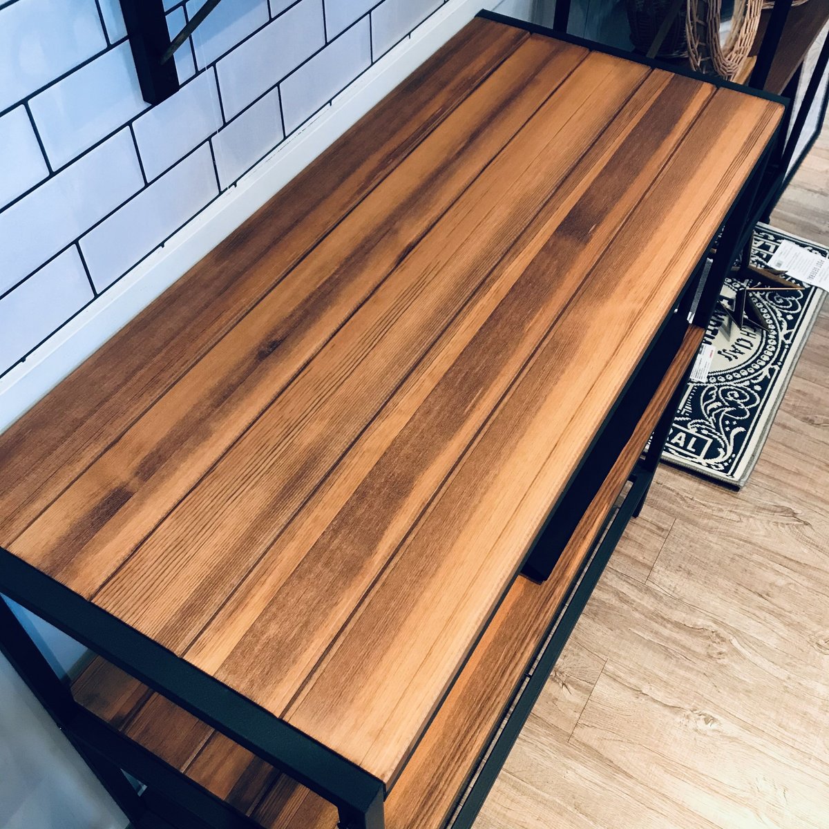 マットな質感のアイアン素材とパイン材の4段ラック / 棚板調整可能