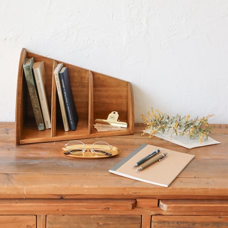 PINE WOOD CORNER STAND / パイン材を使用した縦置き横置きどちらでも使えるスタンドシェルフ / アクセサリースタンド / コーナーブックスタンド