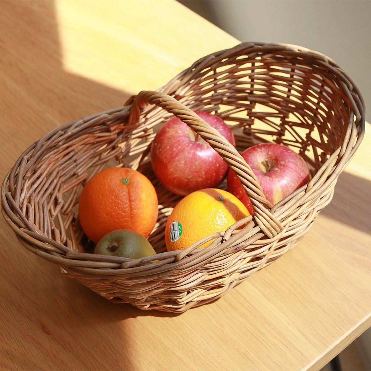 RATTAN RETRO HANDLE BASKET / 天然素材の皮付きラタンを贅沢に使用し