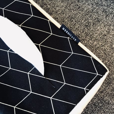 幾何学模様がスタイリッシュでモダンなティッシュボックスカバー / TISSUE CASE  ▶︎NORDIC&Co / BK & IVORY