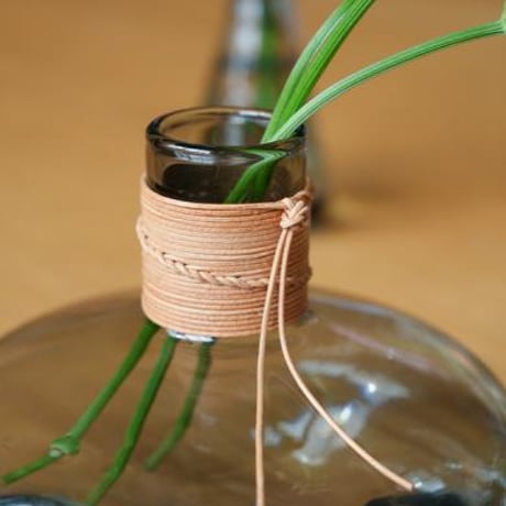 WIDE GRASS + LEATHER CORD VASE / 革紐のアクセントとガラスの組み合わせが上質なガラスベース / CLEAR , GRAY