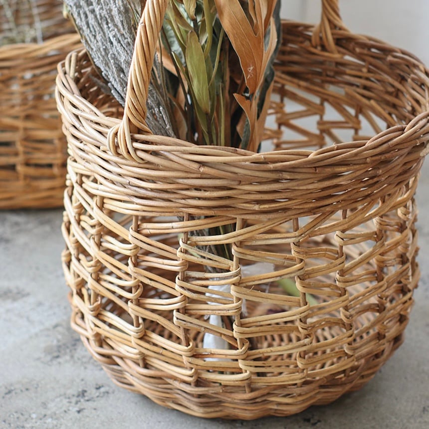 RATTAN ROUND BASKET / 丸みを帯びたフォルムと特徴的な透かし編みの