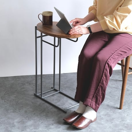 アカシアの木目の天板が上品な空間を演出してくれるサイドテーブルはソファー横で活躍 / iron furniture shesay / テーブル / サイドテーブル