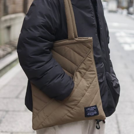 NYLON STANDARD TOTE / スマートフォンなどをすぐに取り出せるポケット付き A4サイズが入るキルティングトート / GRAY , BROWN , BLACK