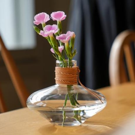 WIDE GRASS + LEATHER CORD VASE / 革紐のアクセントとガラスの組み合わせが上質なガラスベース / CLEAR , GRAY