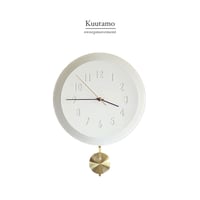 KUUTAMO sweepmovement clock / 陶器のようなオフホワイトの文字盤に、ゴールドの振り子が映えるモダンなデザイン /  掛け時計 / シンプル  / INTERFORM
