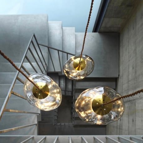 Neron pendant light / シンボリックな空間作りにオブジェのようなガラス照明 / ダイニング照明 / 玄関照明