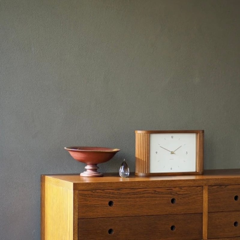 WOOD FRAME CLOCK / 上品な華やかさを備えたシックな佇まいの置き掛け