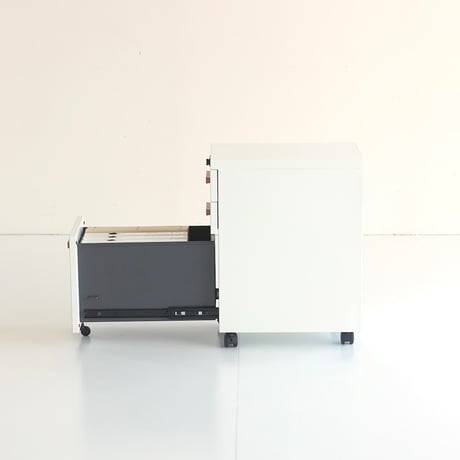 DESK WAGON / WHITE , BLACK / デザイン×機能性 スタイリッシュなキャスターデスクワゴン / 引出しロック機能