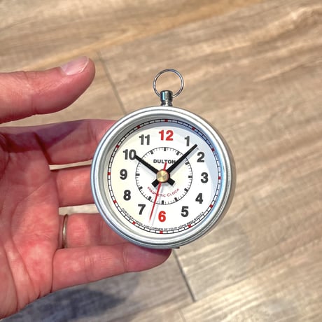 コンパクトサイズながら存在感を放つ時計 / MAGNETIC CLOCK ROUND / IVORY  マグネティック クロック ラウンド / DULTON