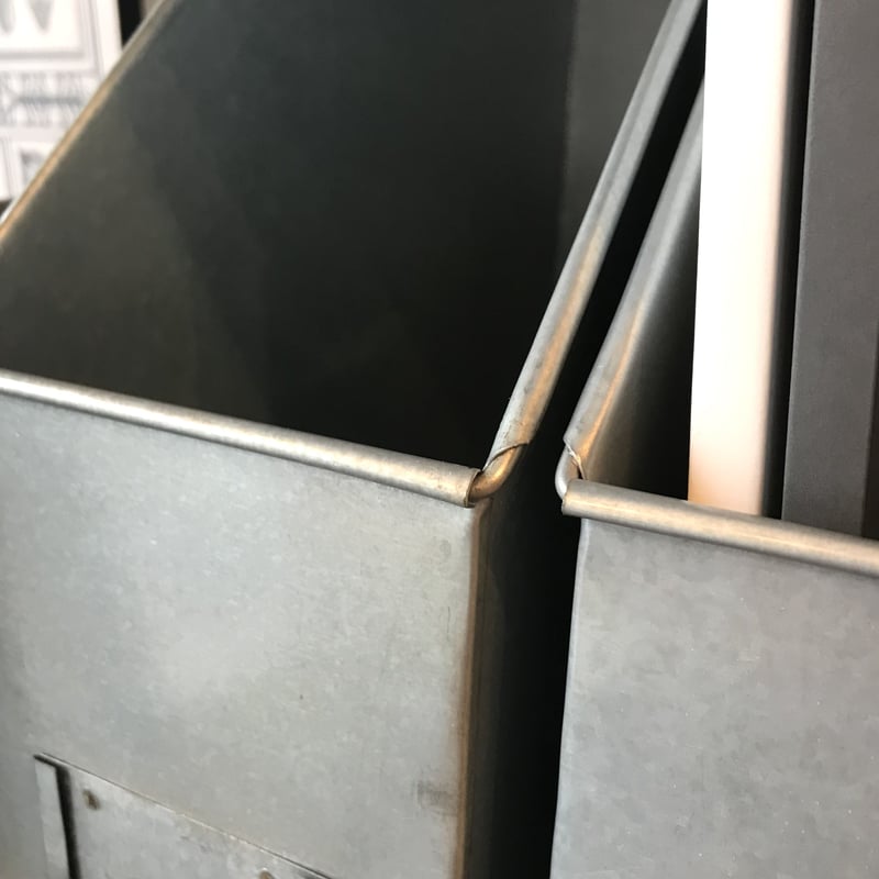 A4 FILE STAND / 無機質なインテリアに溶け込むブリキ素材のファイル