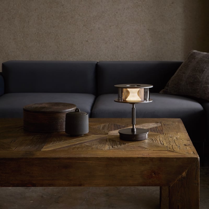 Nocturne LED-table lamp / アクリル - メッシュ - ガラスの3重奏
