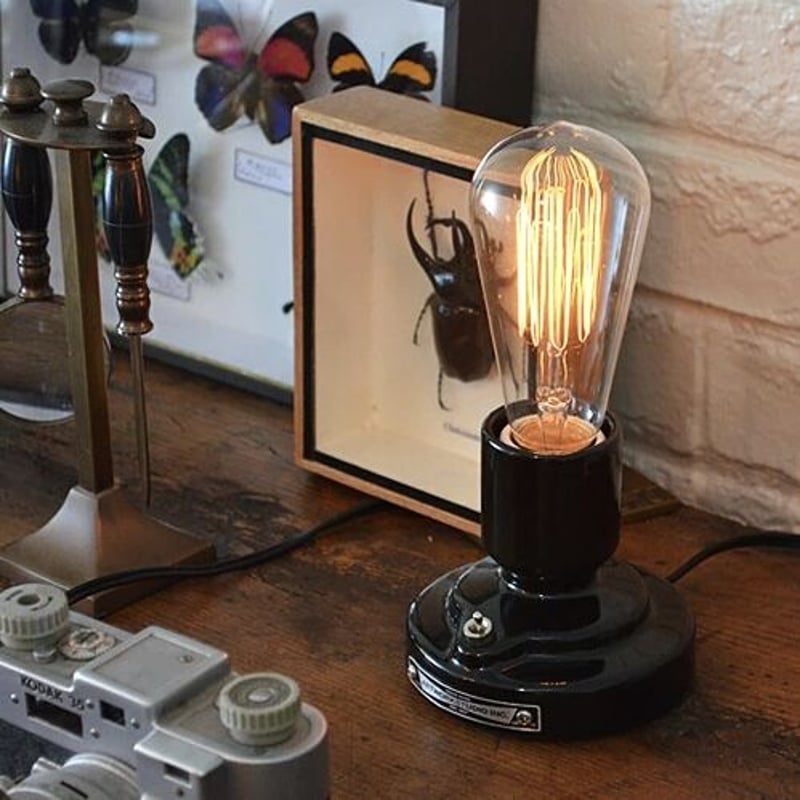 電球のフォルムが引き立つセラミック製の卓上ランプ / TABLE LAMP BK
