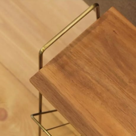 SIDE TABLE + MAGAZINE RACK / 細い線で構成されたシンプルなサイドテーブル / サイドテーブル / マガジンラック / BLACK , GOLD