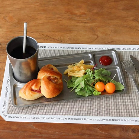ヴィンテージ食器のようなマットな質感の仕切り付きステンレスプレート / GRACE SERVING TRAY