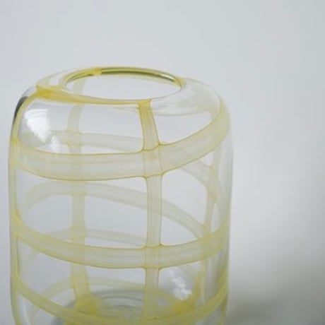 SUMU GRASS VASE / Mサイズ / 北欧の霧景色を思わせるような淡いカラーリングのビッグガラスベース / YELLOW , GRAY