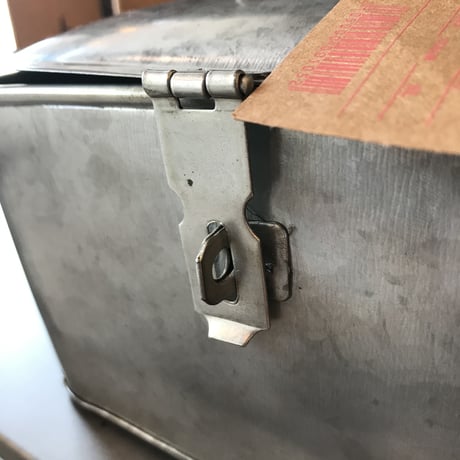 存在感のあるブリキ ストレージボックス / S とM 2個セット / 収納ボックス / ブロカント ビンテージインテリア / トラぺゾイド