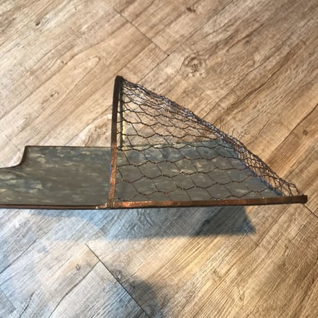 ヴィンテージな味わいのあるユニークなウォールバスケット/  H 49.5cm W26