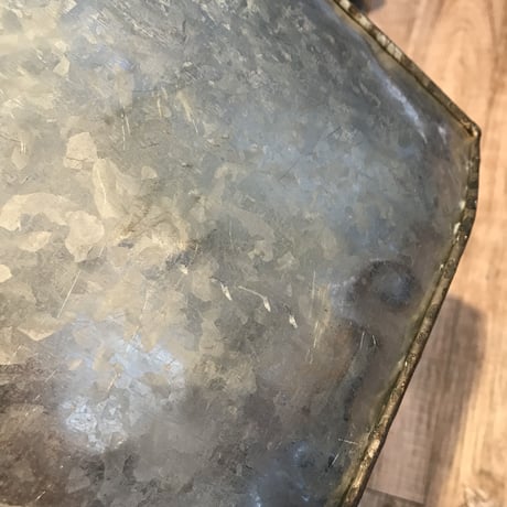 ヴィンテージな味わいのあるユニークなウォールバスケット/  H 49.5cm W26
