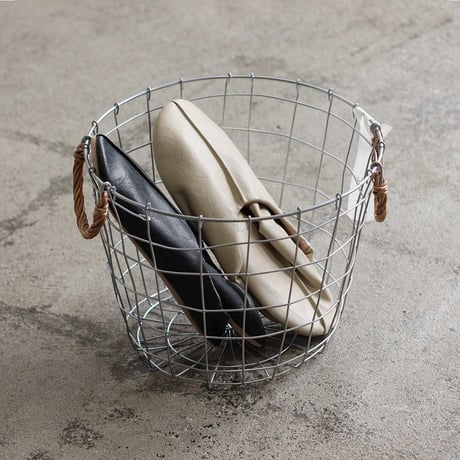 ＤＵＳＡＵＬＥ  ＲＯＵＮＤ  ＷＩＲＥ ＢＡＳＫＥＴ  / 無機質なワイヤーと柳のハンドルをアクセントにしたラウンドバスケット / ワイヤーバスケット