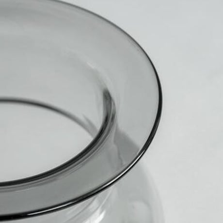 広がるリムが特徴的なビッグサイズのガラスベース / AXCIS ワイドガラスベース / レウナ /花器 / 花瓶 / フラワーベース