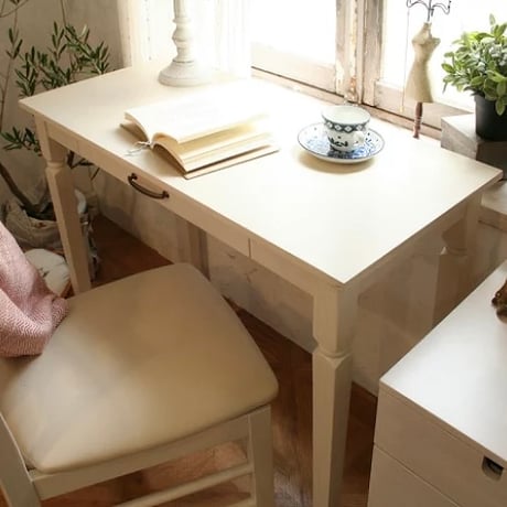可愛らしく上品な雰囲気のホワイトのデスク / ine reno desk / vary / デスク / 天然木デスク / ホワイト家具 / 白家具 / アンティーク /クラシカル / コンパクト