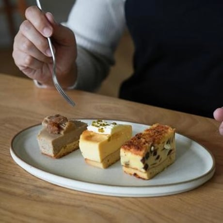 AXCIS PURE FLAT OVAL PLATE / マットな質感のナチュラルモダンな陶器食器 / フラットプレートオーバル  / クリーム , グレー , ブラック / 同色3枚セット