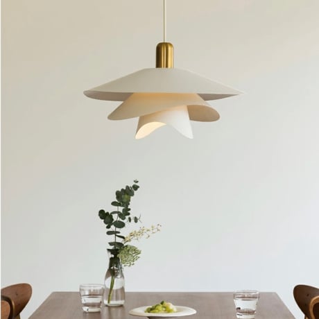 風に舞う花びらのような 優雅で上品な佇まいのペンダントライト / Vinka PENDANT LIGHT / ペンダントライト / 北欧 / モダン / フェミニン