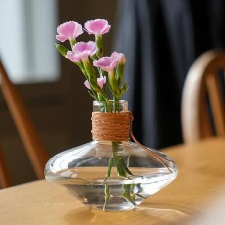 WIDE GRASS + LEATHER CORD VASE / 革紐のアクセントとガラスの組み合わせが上質なガラスベース / CLEAR , GRAY