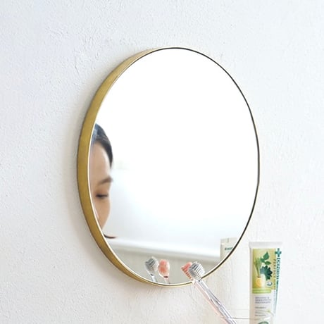 BRASS ROUND MIRROR 320 / 上質さをプラスして空間全体の完成度を上げてくれる真鍮ミラー / φ32cm
