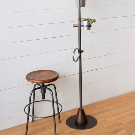 IRON × WOOD STOOL / 無骨さが空間を引き締めるアークスツール