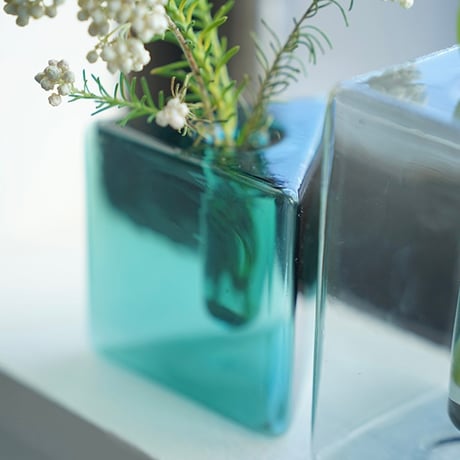 GRASS FLOWER VASE by AXCIS / トライアングル ガラスベース / トライアングル  / AMBER , GREEN / フラワーベース / 一輪挿し ▷2個セット