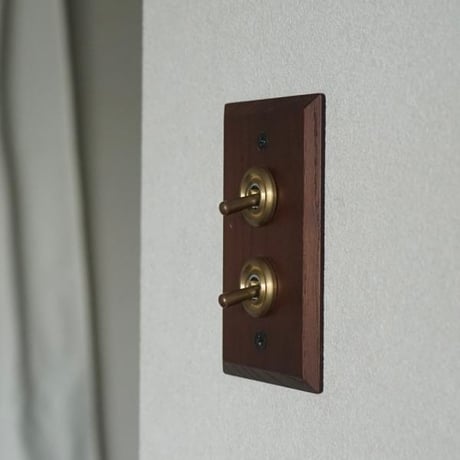 AXCIS.INC / WOOD + BRASS SWITCH PLATE / ウッデンプレート2スイッチ アッシュ / 1,2,3,4スイッチ