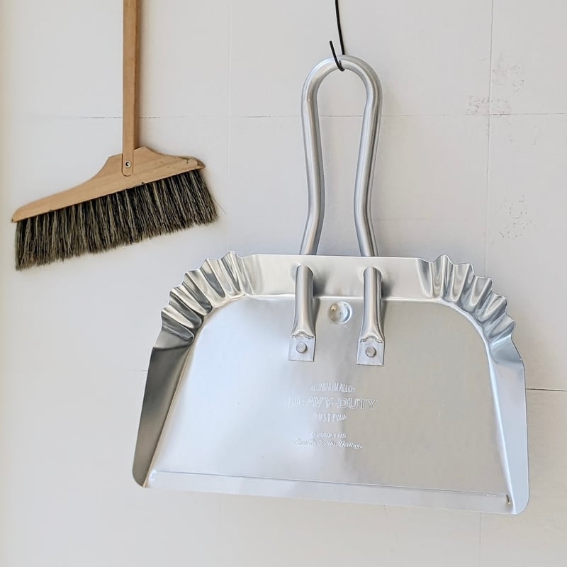 ALUMINUM DUSTPAN / アルミ素材の軽量で実用的なちりとり / ダストパン