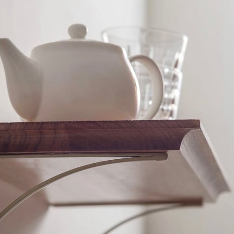 IRON + WOOD WALL SHELF / 洗練されたカービングを施した棚板とマットな質感のブラケットセット / ウォールシェルフ