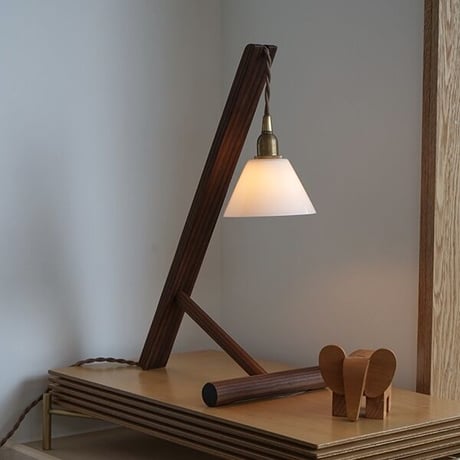 シンプルな構造ながら安定感のある木製ランプスタンド Stod lamp  Stand / フロアランプ / デスクライト  by AXCIS  /  フロアランプ