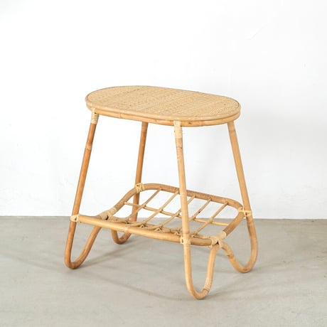 RATTAN ROUND TABLE / ノスタルジックな空間づくりに懐かしさと親しみやすさを感じるラタンラウンドテーブル / 収納棚付き / ラタンラウンドテーブル