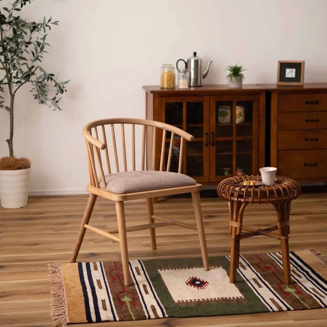 OAK WINDSOR CHAIR / オーク材の滑らかな手触りのウィンザーチェア