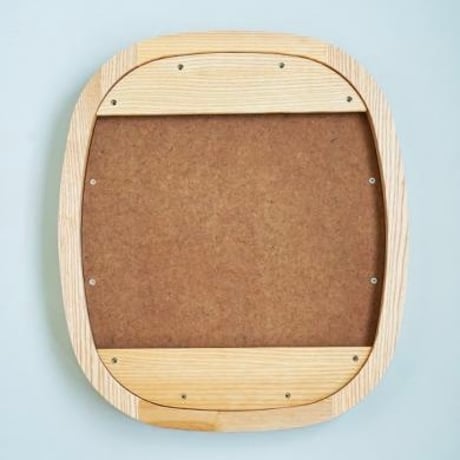 MOI wall mirror / 程良い厚みが愛らしく、天然木の素材によりナチュラルな印象を与えるウォールミラー