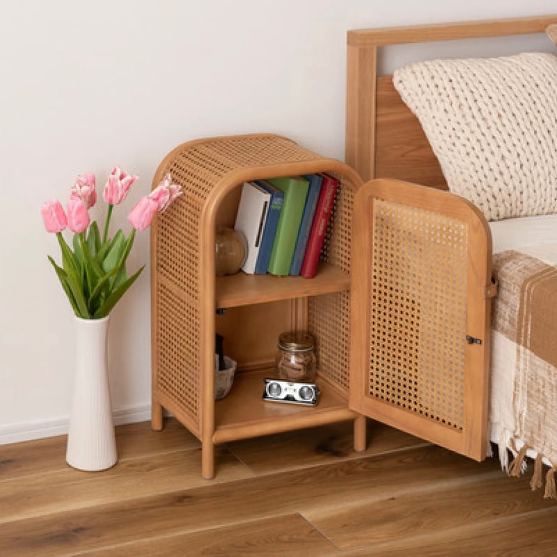 丸みを帯びたシルエット 編み込みラタンが個性的なキャビネット