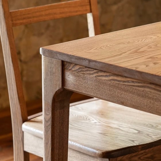 DINING TABLE /タモ無垢材の木目が美しく滑らかな質感の