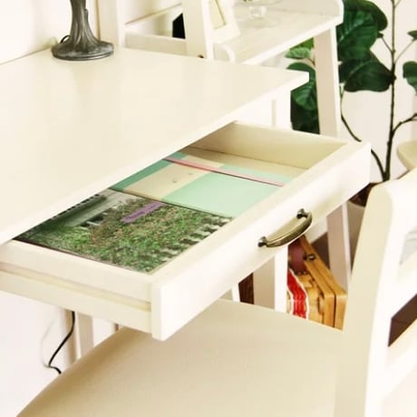 可愛らしく上品な雰囲気のホワイトのデスク / ine reno desk / vary / デスク / 天然木デスク / ホワイト家具 / 白家具 / アンティーク /クラシカル / コンパクト