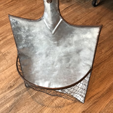 ヴィンテージな味わいのあるユニークなウォールバスケット/  H 49.5cm W26