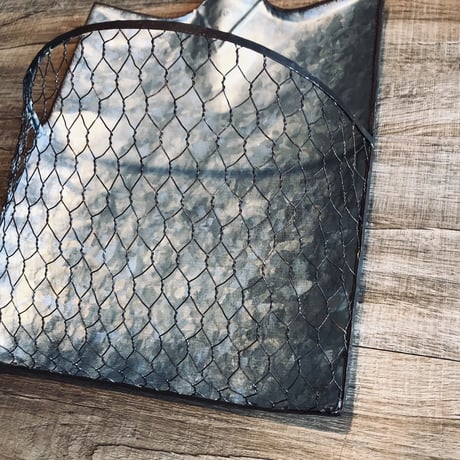 ヴィンテージな味わいのあるユニークなウォールバスケット/  H 49.5cm W26