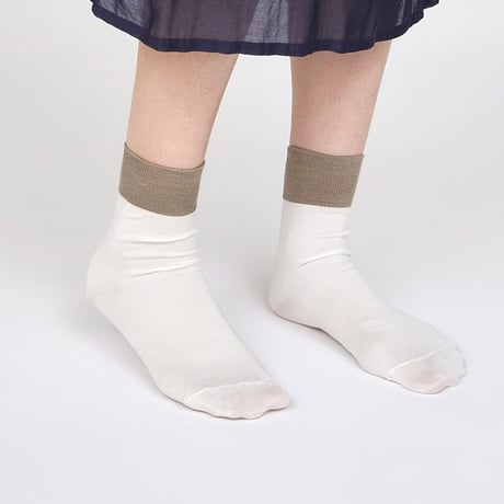 シルクが気持ちいいバイカラーの靴下 / WHITE , BEIGE , BLACK / made in japan