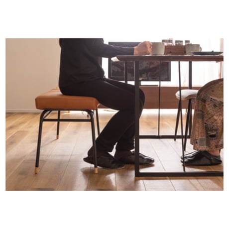 LEATHER DINING BENCH / 本革のヴィンテージライクなベンチ / 2人掛け / カフェインテリア / ブルックリンスタイル / ダイニングベンチ / フロアチェア / 牛本革