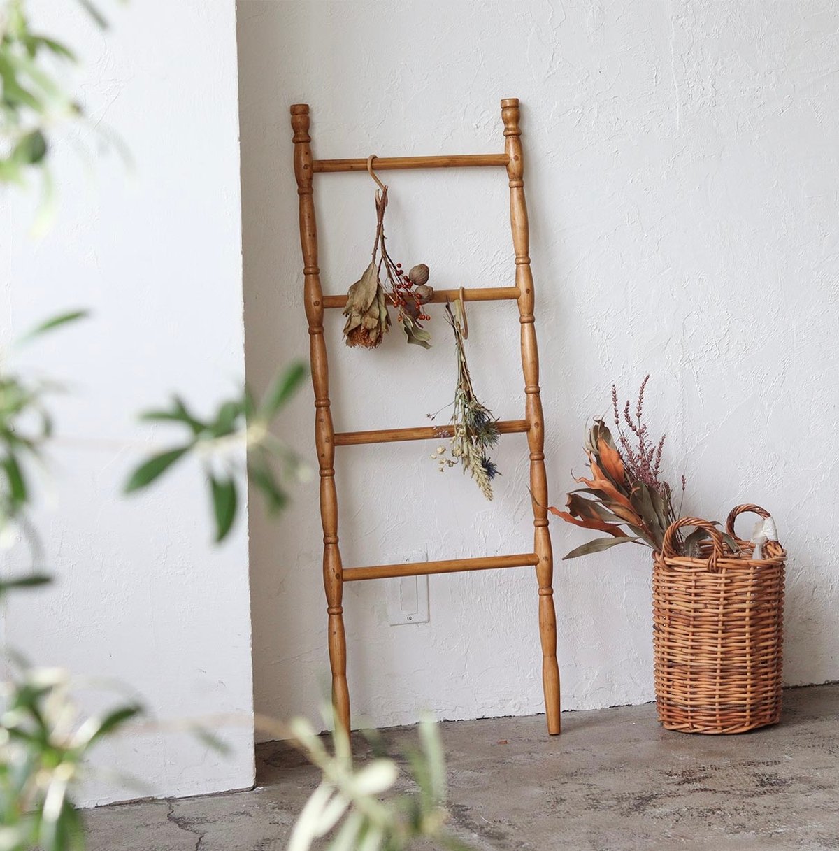 PINE WOOD RADDER / インテリアを楽しみながら収納上手に便利に使う