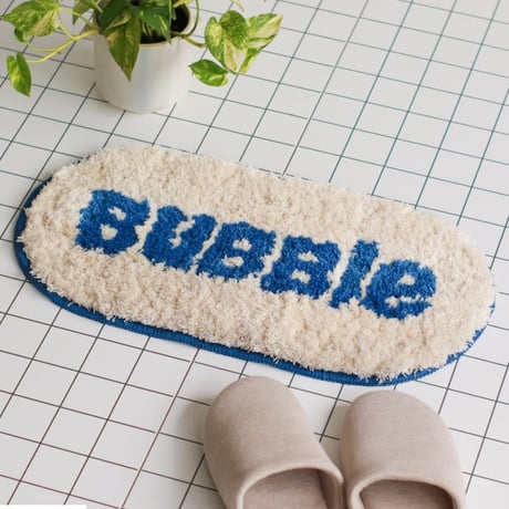 LOGO BATH MAT / ふんわりとした踏み心地で足元の水分をしっかりキャッチ