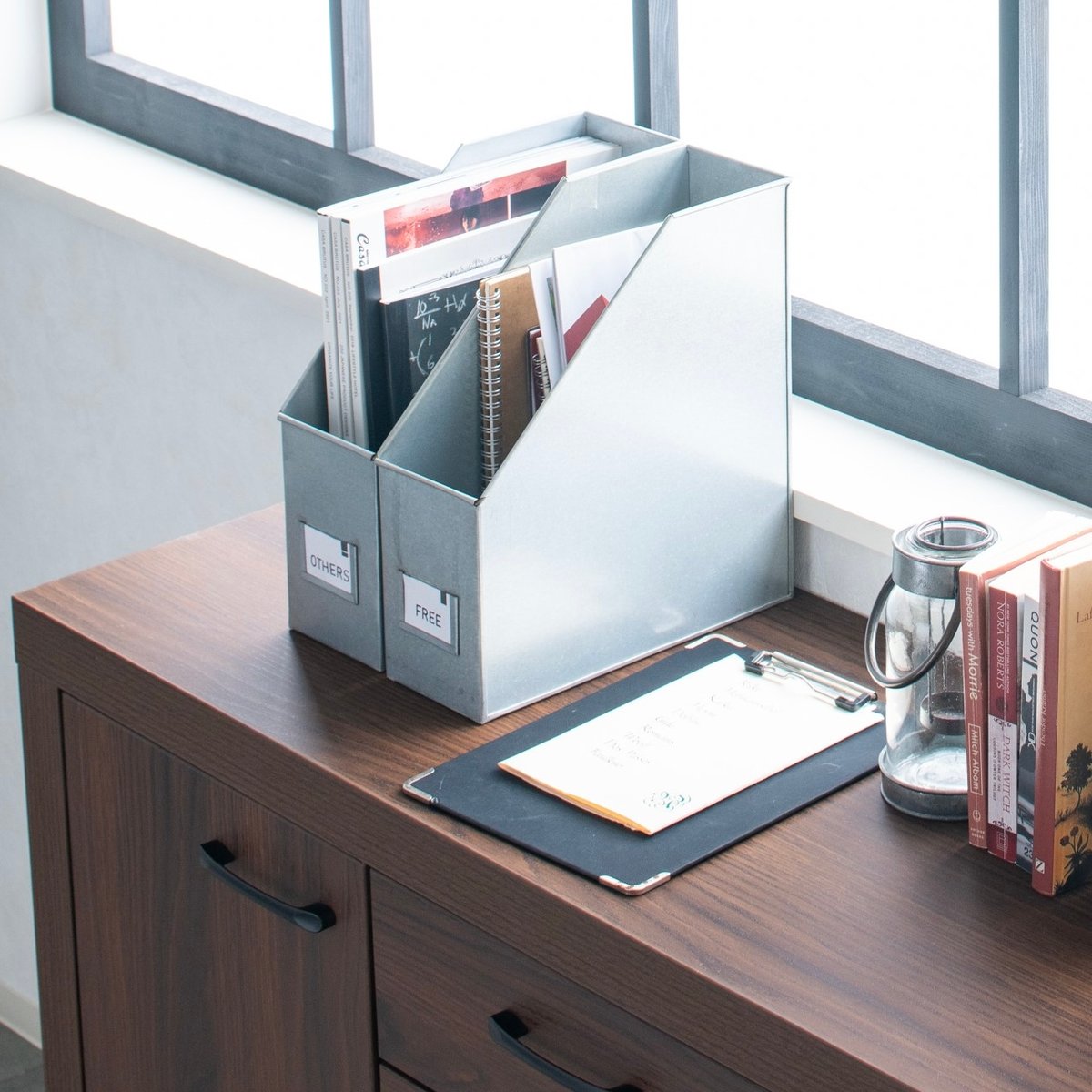 A4 FILE STAND / 無機質なインテリアに溶け込むブリキ素材のファイル