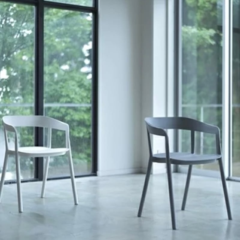 CHAIR02 / デザインと快適性を融合したスタッキングチェア